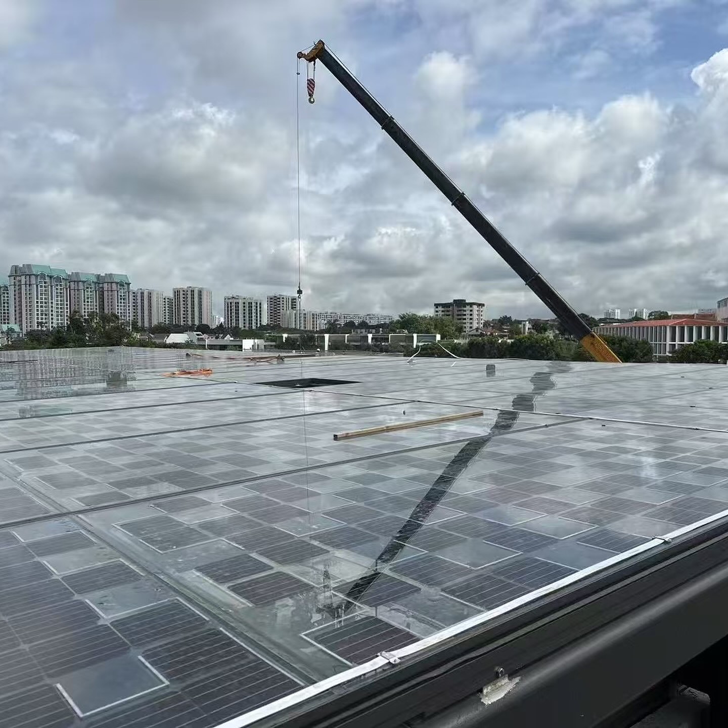 Instalación de paneles solares en una cubierta con grúa