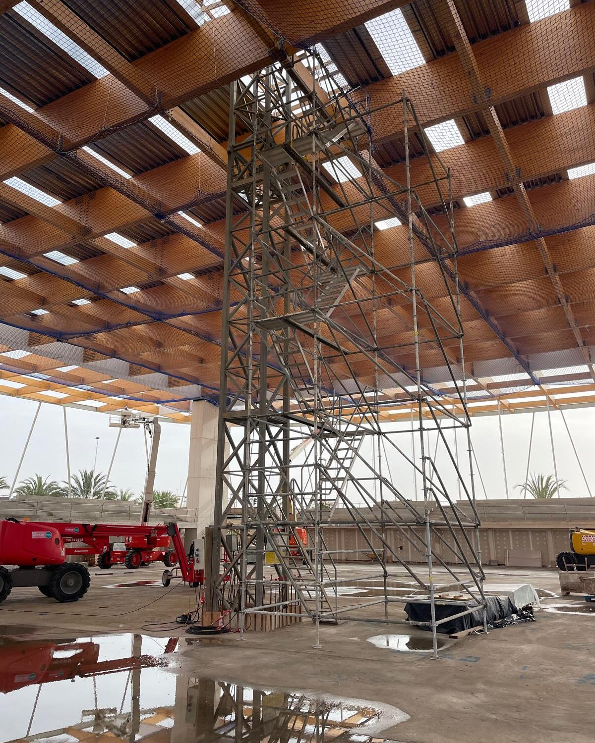 Estructura metálica de soporte en una gran cubierta en construcción