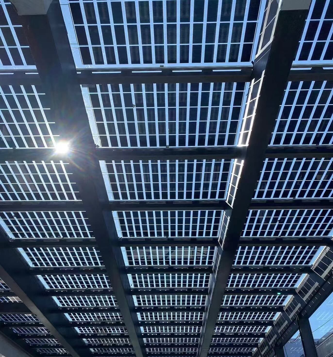 Techo de paneles solares con estructura metálica y luz solar