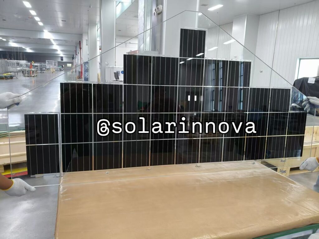 Paneles solares negros en una línea de producción industrial