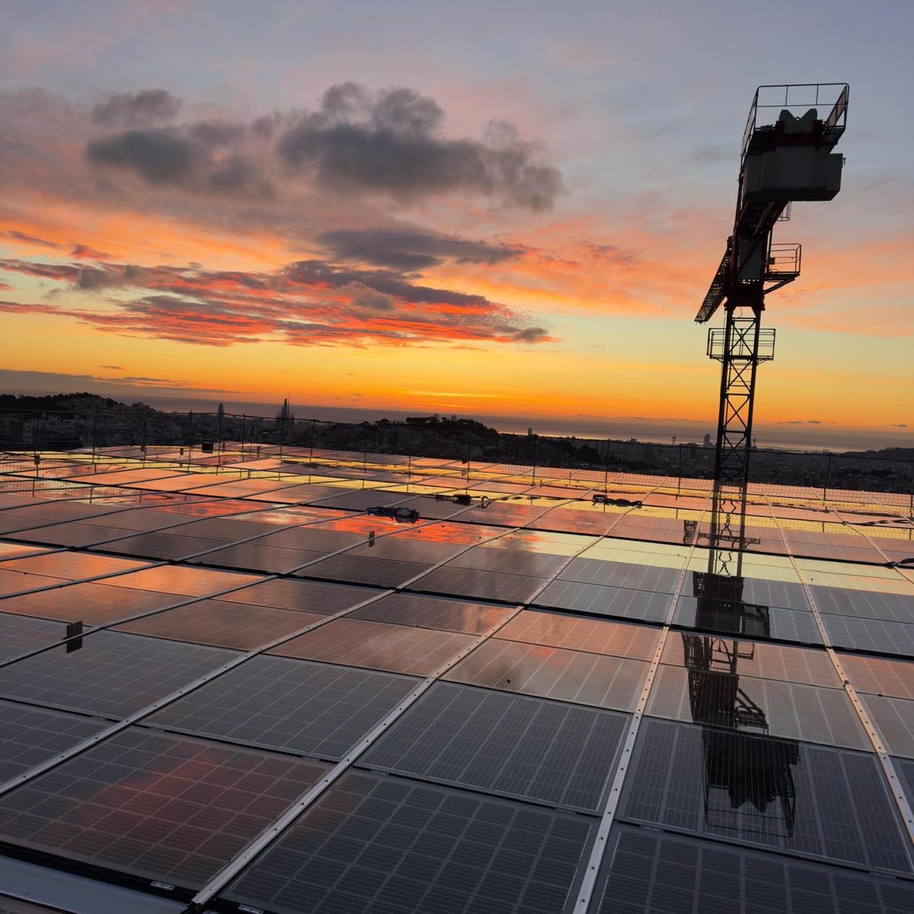 Paneles solares en una azotea al atardecer junto al mar